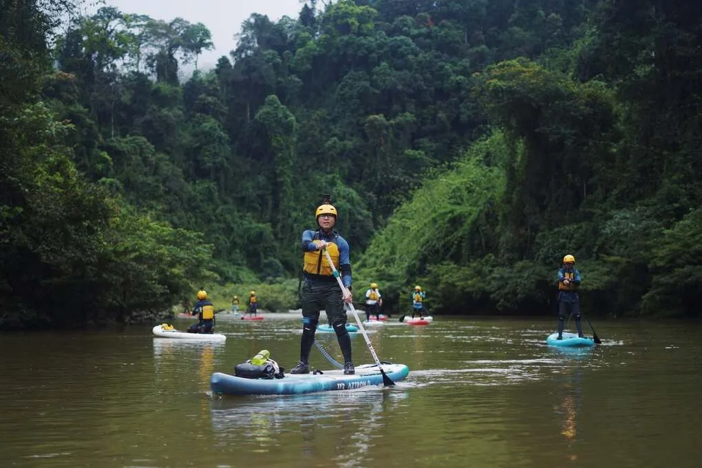 Chèo SUP ở Pù Mát. Ảnh: Umove