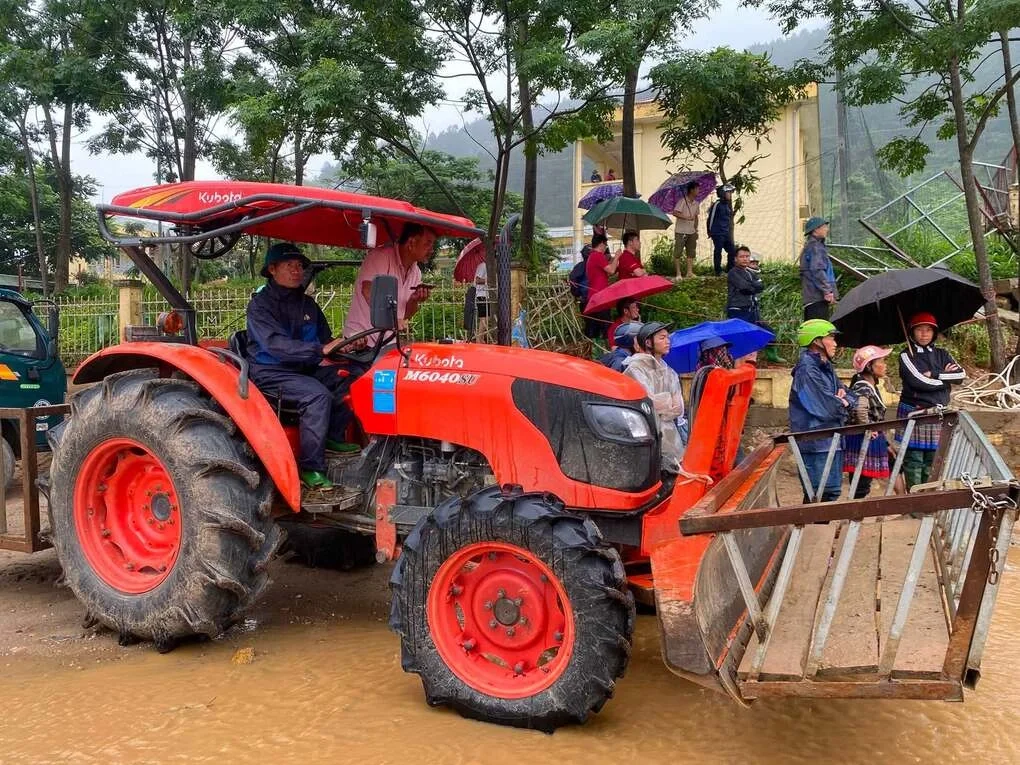 Anh Phan Văn Hoan và chiếc máy cày hỗ trợ người dân tại xã Mường Than sau trận lũ ống và lũ quét, ngày 18/7. Ảnh: Cổng thông tin điện tử xã Mường Than