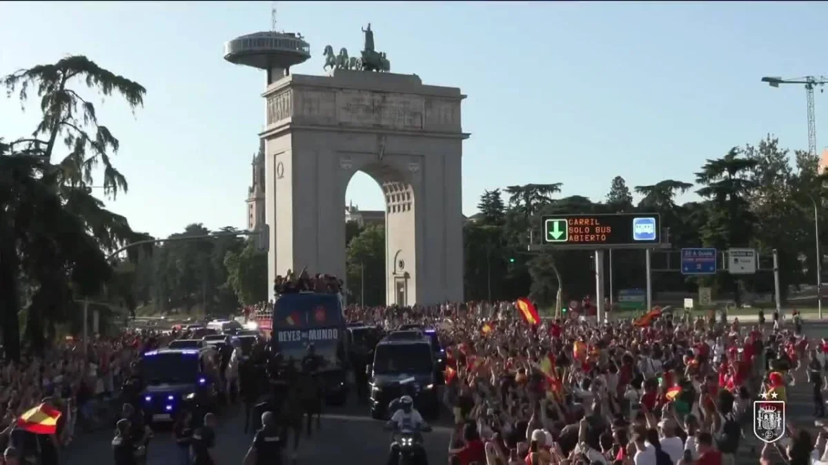 Hơn 2 triệu người nhuộm đỏ Madrid mừng Tây Ban Nha vô địch World Cup