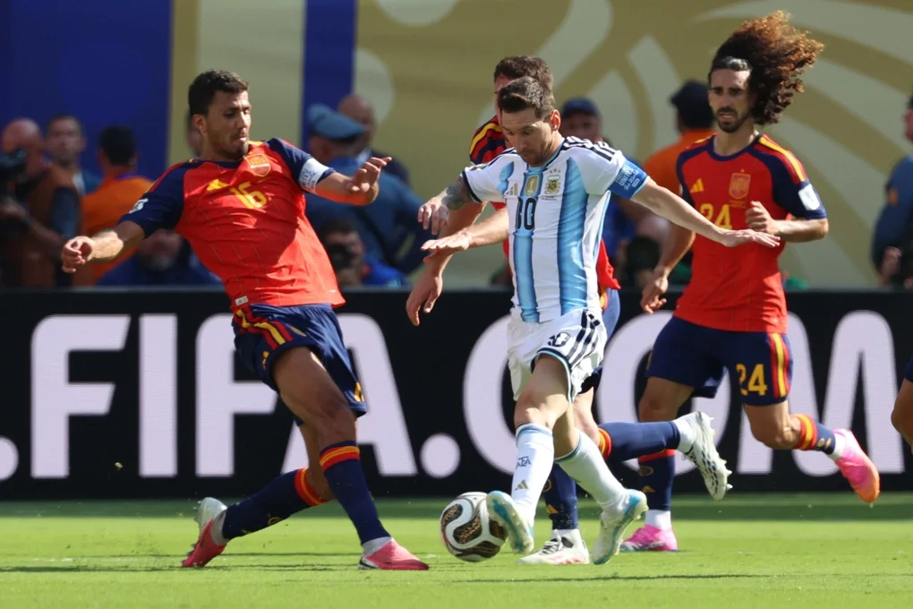 Tiền vệ Rodri (trái) của Tây Ban Nha tranh chấp bóng với đội trưởng Lionel Messi của Argentina trong trận chung kết World Cup 2026 trên sân MetLife ở East Rutherford, bang New Jersey, gần New York, Mỹ ngày 19/7/2026. Ảnh: AP