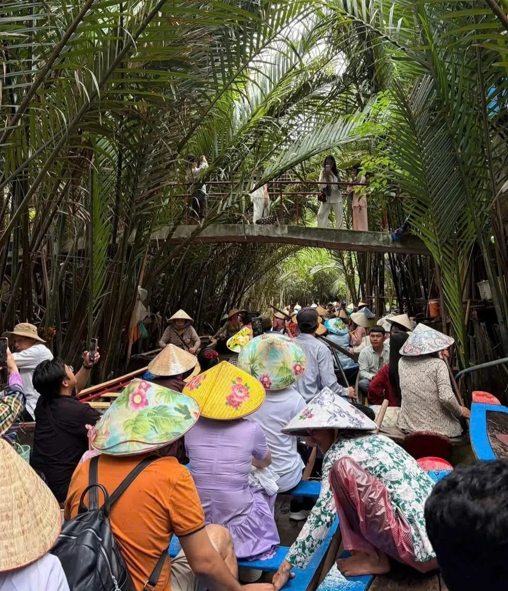 Cơn sốt check-in xuồng ba lá: Cảnh tượng ùn tắc, khách chờ 2 tiếng - 1