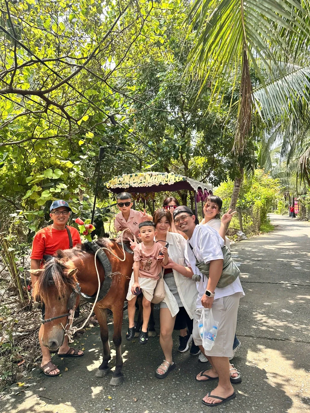 Cơn sốt check-in xuồng ba lá: Cảnh tượng ùn tắc, khách chờ 2 tiếng - 4