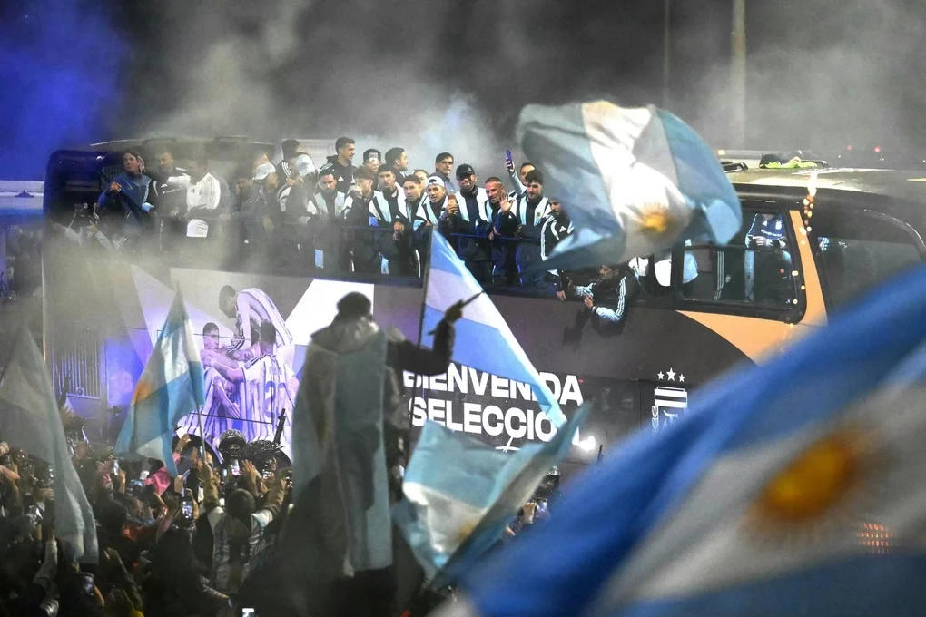 Xe chở đội tuyển Argentina di chuyển giữa sự chào đón của người hâm mộ tối 20/7. Ảnh: AFP