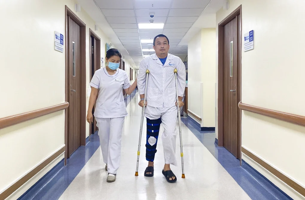 Người bệnh tập đi lại, chuẩn bị xuất viện. Ảnh: Bệnh viện Đa khoa Tâm Anh
