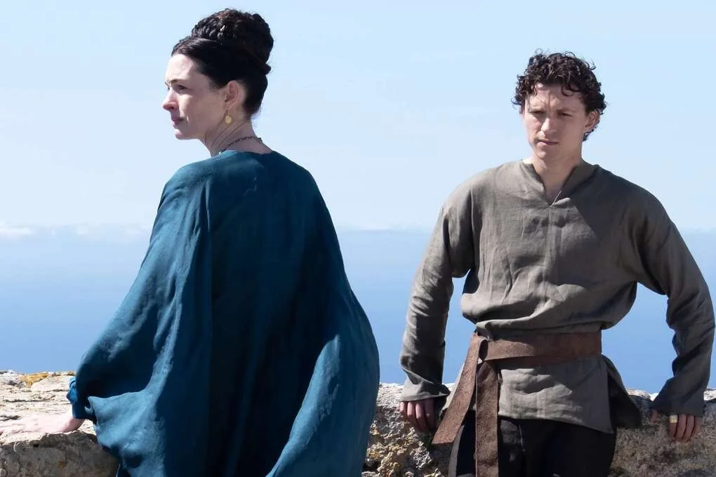 Anne Hathaway vào vai Penelope (trái), còn Tom Holland đóng Telemachus. Ảnh: Universal Pictures