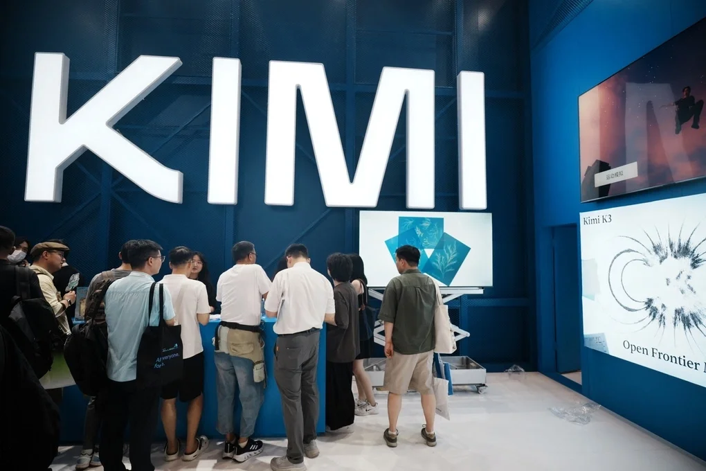 Khách tham quan tại gian hàng giới thiệu mô hình AI Kimi K3 của startup Moonshot trong Hội nghị AI Thế giới (WAIC) ở Thượng Hải, Trung Quốc, ngày 17/7/2026. Ảnh: AFP