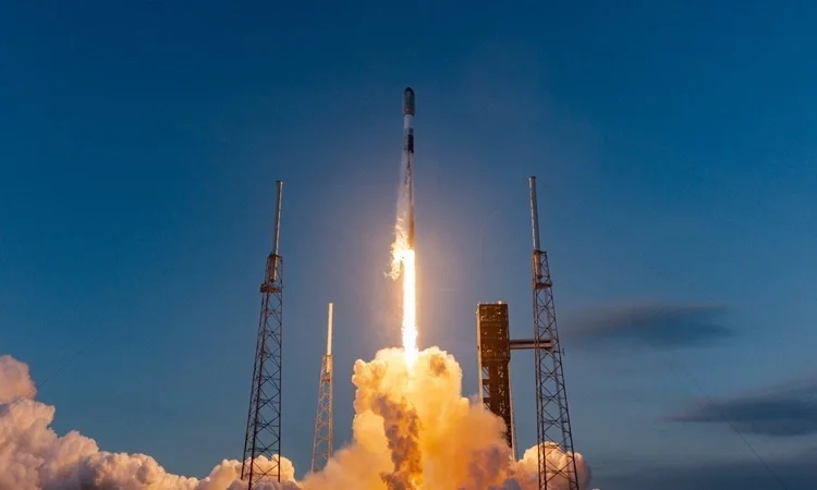 Tên lửa tái sử dụng một phần Falcon 9 của SpaceX phóng hôm 23/6. Ảnh: SpaceX