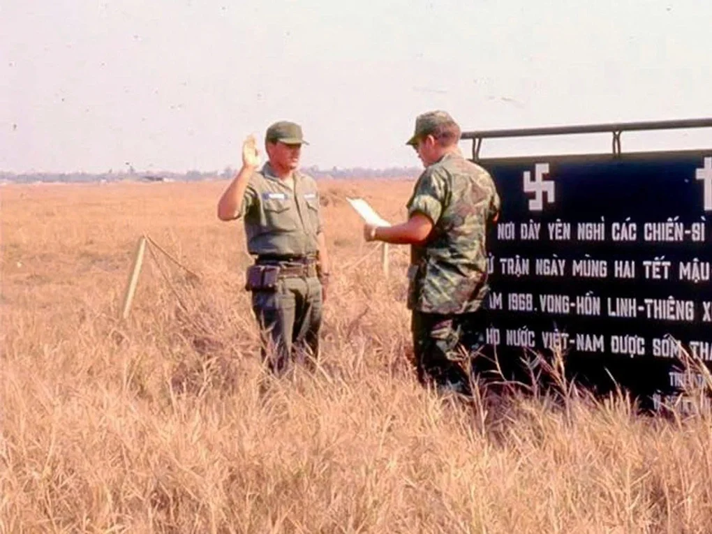 Ảnh chụp bảng thông báo nơi chôn các chiến sĩ hy sinh vào mùng hai Tết Mậu Thân 1968. Ảnh:Bộ Tư lệnh TP HCM cung cấp
