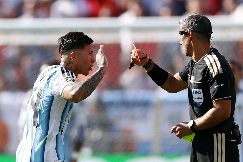 Messi chia tay World Cup trong nước mắt, cơn thịnh nộ xấu hổ từ Argentina - 2