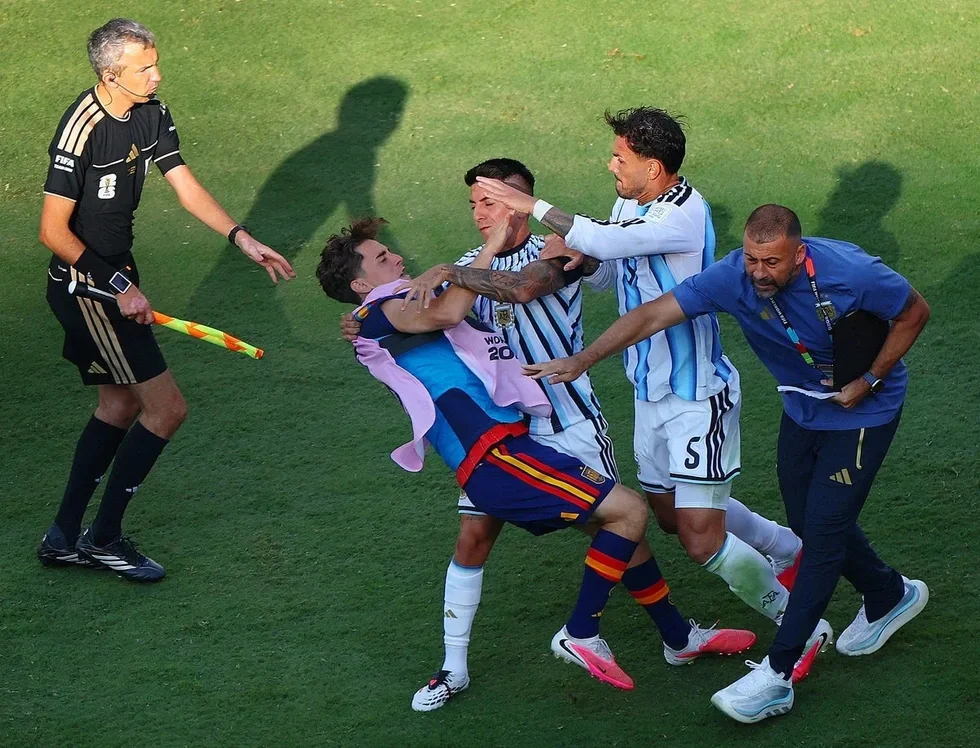 Messi chia tay World Cup trong nước mắt, cơn thịnh nộ xấu hổ từ Argentina - 3