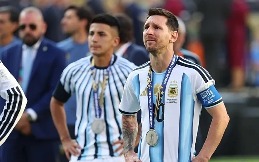 Messi chia tay World Cup trong nước mắt, cơn thịnh nộ xấu hổ từ Argentina - 6