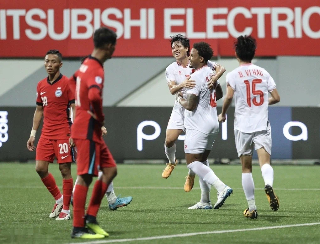Tiền đạo Việt Nam Nguyễn Xuân Son (áo trắng giữa) mừng bàn thứ hai trong trận thắng Singapore 2-0 ở lượt đi bán kết ASEAN Cup 2024, trên sân Jalan Besar, Singapore ngày 26/12/2024. Ảnh: Hiếu Lương