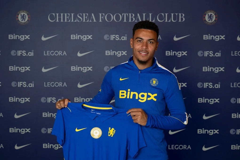 Rogers ra mắt trong màu áo Chelsea tại trung tâm huấn luyện Cobham, London ngày 21/7. Ảnh: Chelsea FC