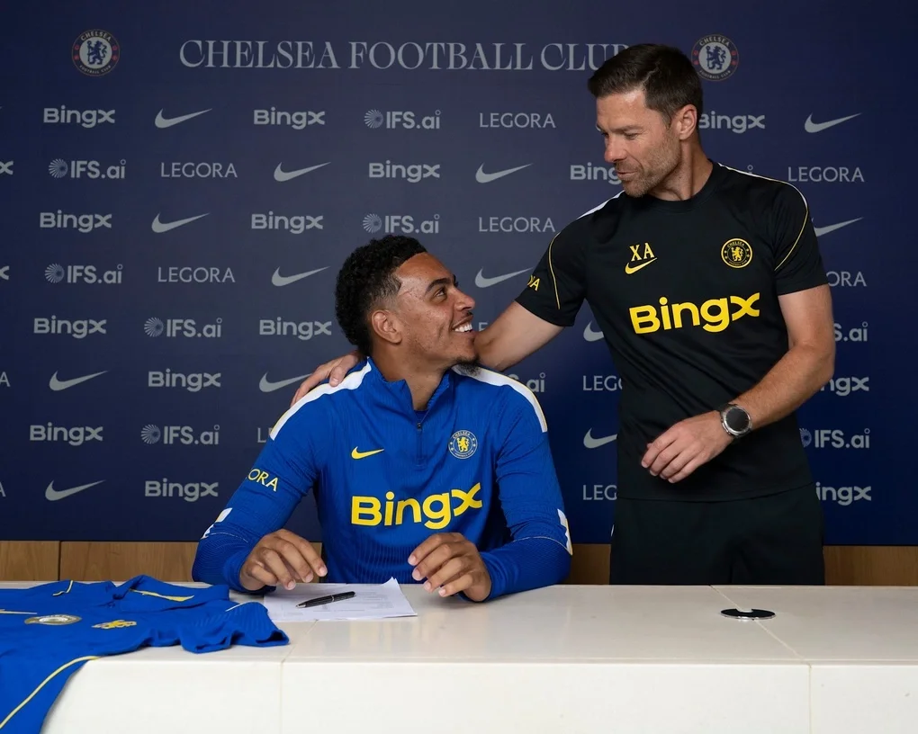 HLV Alonso chúc mừng Rogers sau khi anh ký hợp đồng với Chelsea. Ảnh: Chelsea FC