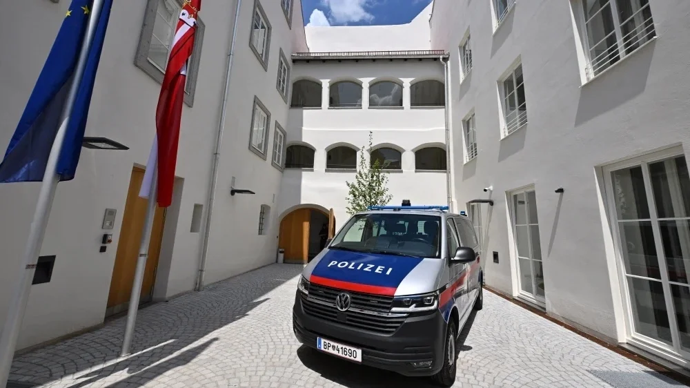 Xe cảnh sát đỗ bên trong trụ sở mới ở thị trấn Braunau am Inn. Ảnh: AFP