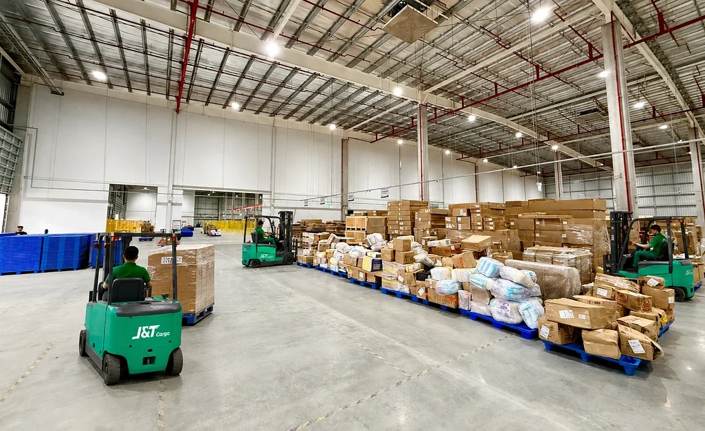 Một khu xử lý hàng hóa tại Trung tâm phân loại J&T Cargo tại Tây Ninh. Ảnh: J&T Cargo