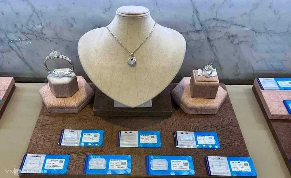 Một số sản phẩm kim cương được trưng bày tại cửa hàng PNJ ở TP HCM. Ảnh: Quỳnh Trang
