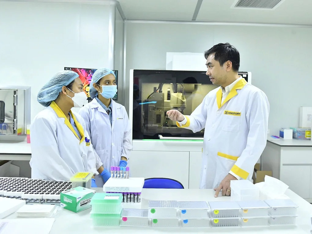 TS Võ Sỹ Nam (ngoài cùng bên phải) thảo luận với cộng sự về công nghệ giải mã gen. Ảnh: NVCC
