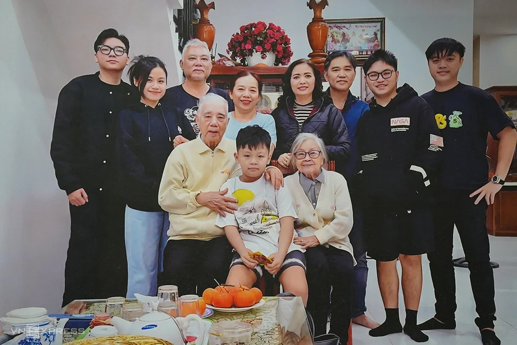 Bà Huệ, ông Trí cùng gia đình hai con của ông Trí. Ảnh: Gia đình cung cấp