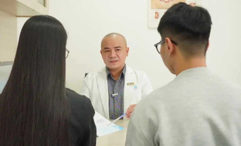 Bác sĩ Duy tư vấn cho người bệnh. Ảnh: Lâm Anh