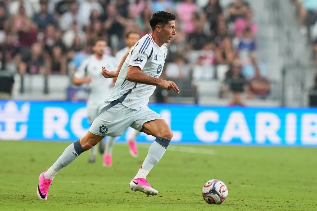 Tiền đạo Robert Lewandowski của Chicago Fire dẫn bóng trong hiệp một trận gặp Inter Miami tại giải Nhà nghề Mỹ (MLS) trên sân Chase, Miami, bang Florida, ngày 22/7/2026. Ảnh: AP
