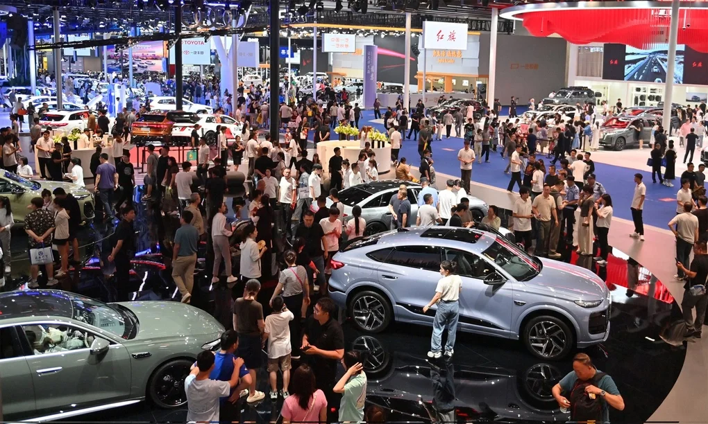 Khách tham quan tại triển lãm ôtô Thường Xuân, Trung Quốc, diễn ra ngày 11-20/7. Ảnh: Chinanews
