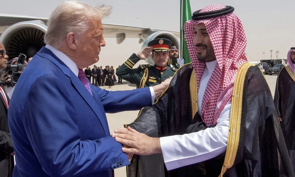 TTổng thống Mỹ Donald Trump bắt tay Thái tử Arab Saudi Mohammed bin Salman trong lễ đón ở Riyadh hồi tháng 5/2025. Ảnh: Reuters