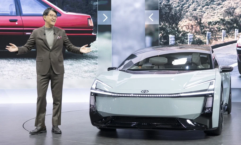 CEO Toyota, Koji Sato, và mẫu Corolla Concept tại Japan Mobility Show