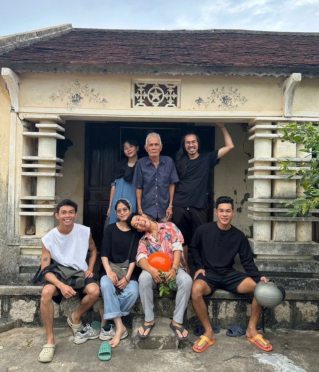 Lưu Phước (áo hồng, hàng trên) cùng các bạn trẻ trong cộng đồng làm du lịch ở làng Lò, tại một căn nhà cổ trong làng. Ảnh: NVCC