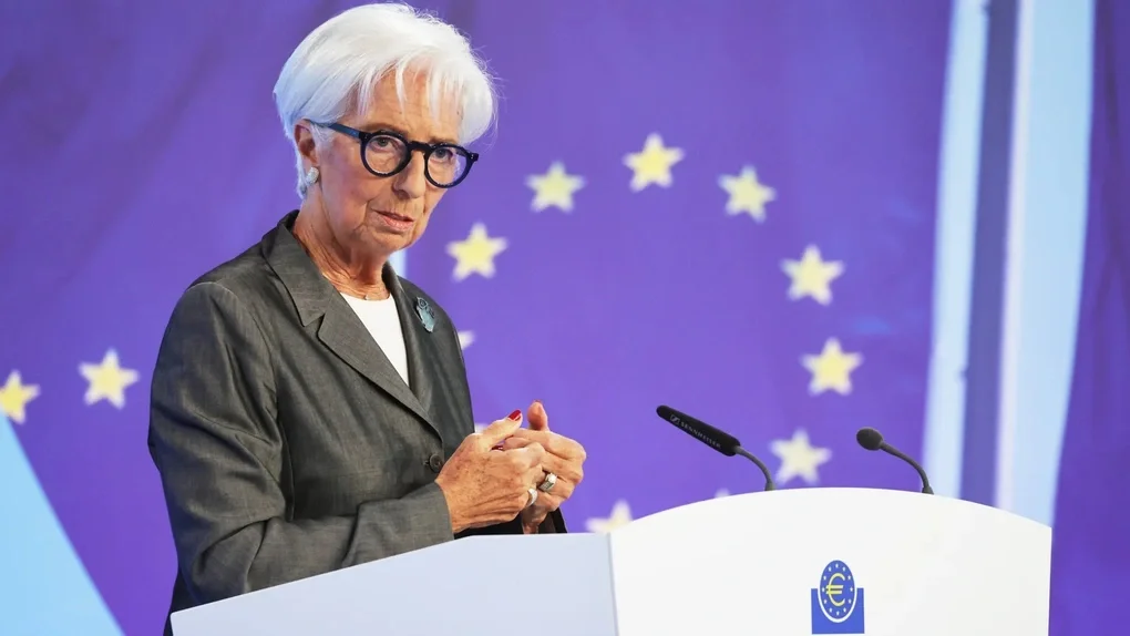ECB giữ nguyên lãi suất, để ngỏ khả năng tăng tiếp nếu giá dầu leo thang - 1
