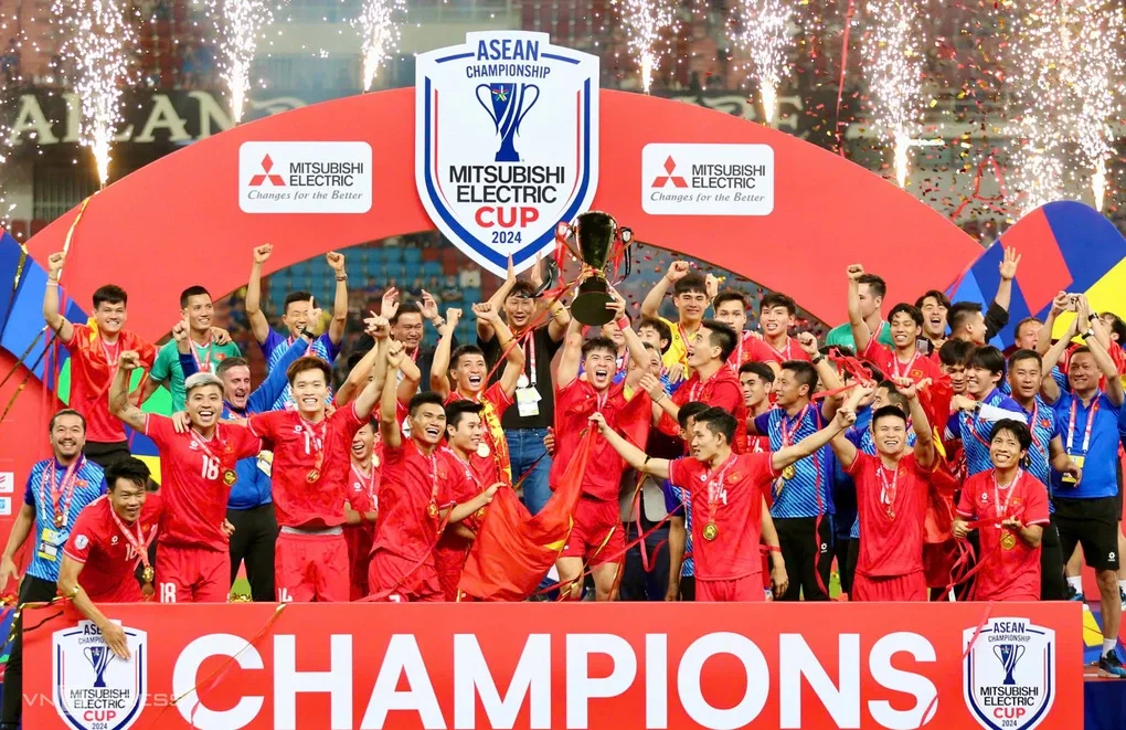 Đội tuyển Việt Nam nâng ASEAN Cup 2024 sau khi thắng Thái Lan 3-2 ở lượt về chung kết tại sân Rajamangala, Thái Lan ngày 6/1/2025. Ảnh: Đức Đồng