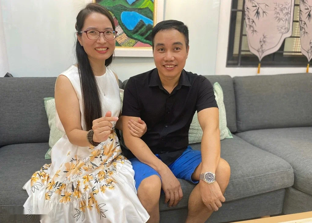 Vợ chồng chị Nga, anh Toán tại ngôi nhà trên phố Mai Dịch, Hà Nội. Ảnh: Bình Minh