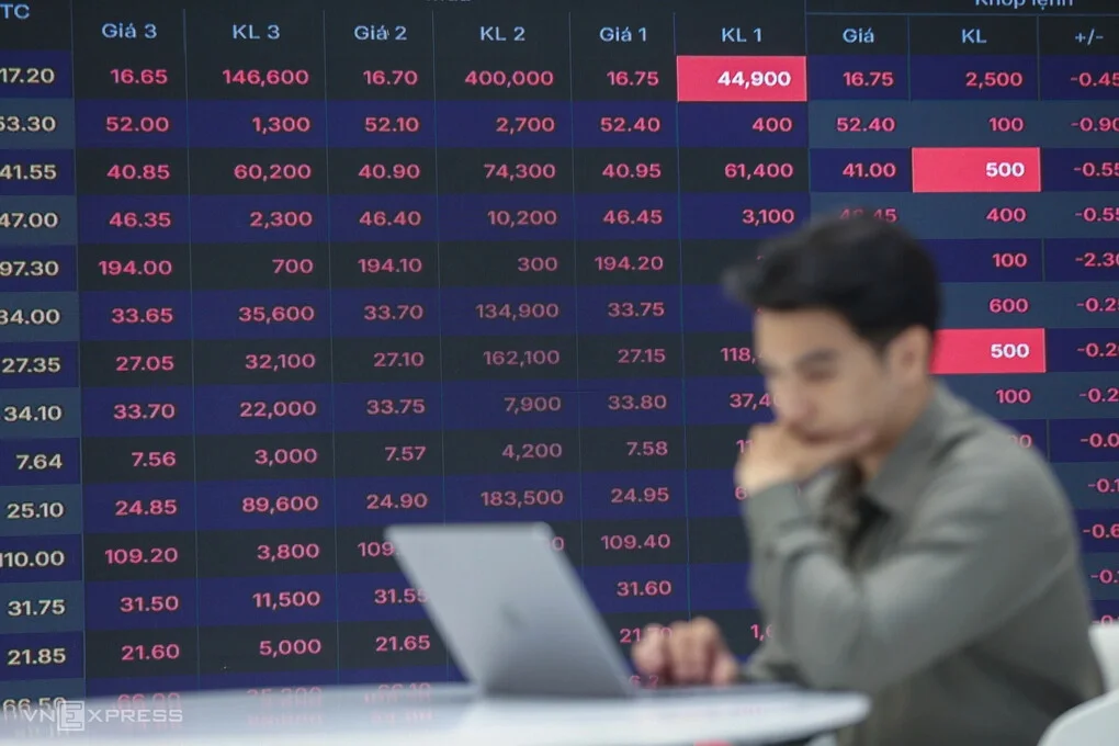 Nhà đầu tư đang theo dõi bảng giá tại một công ty chứng khoán ở TP HCM. Ảnh: Quỳnh Trần