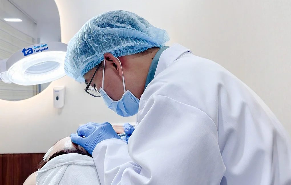 Bác sĩ tiêm HA điều trị quầng thâm mắt cho chị Ngân. Ảnh: Bệnh viện Đa khoa Tâm Anh