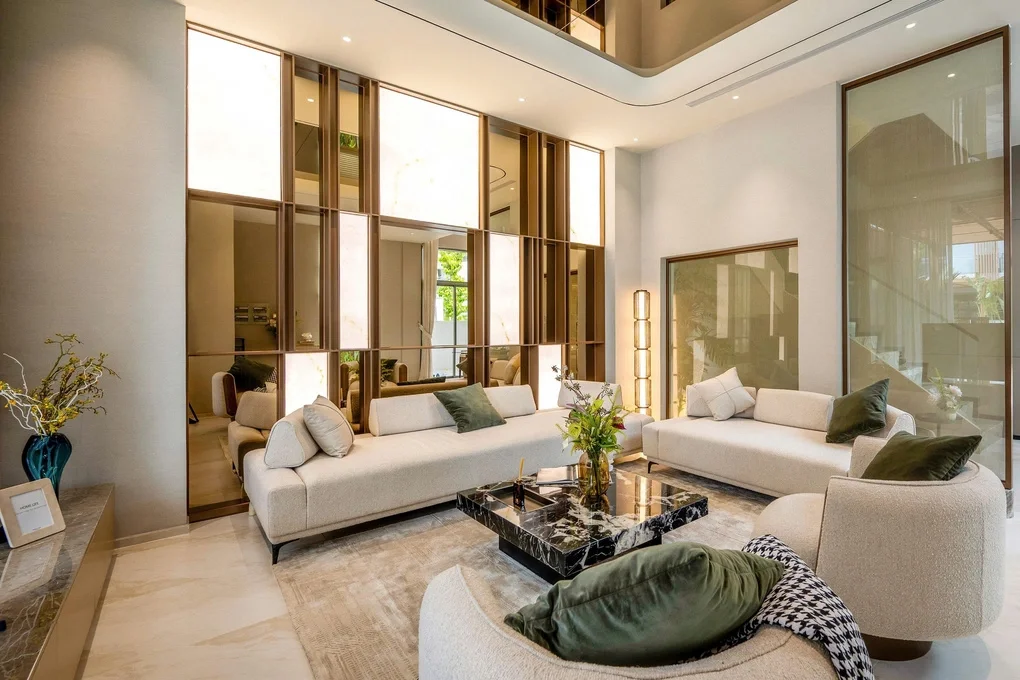 Không gian phòng khách kết hợp phòng ăn tại tầng trệt. Ảnh: Kusto Home