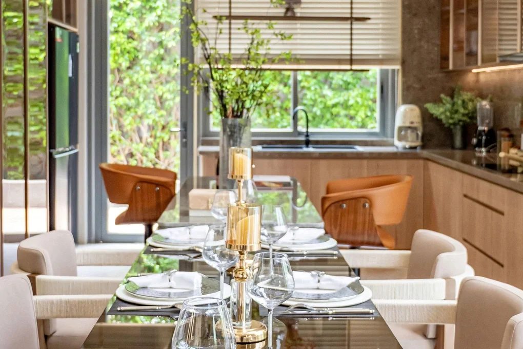Bàn ăn dài cho gia đình nhiều thành viên. Ảnh: Kusto Home