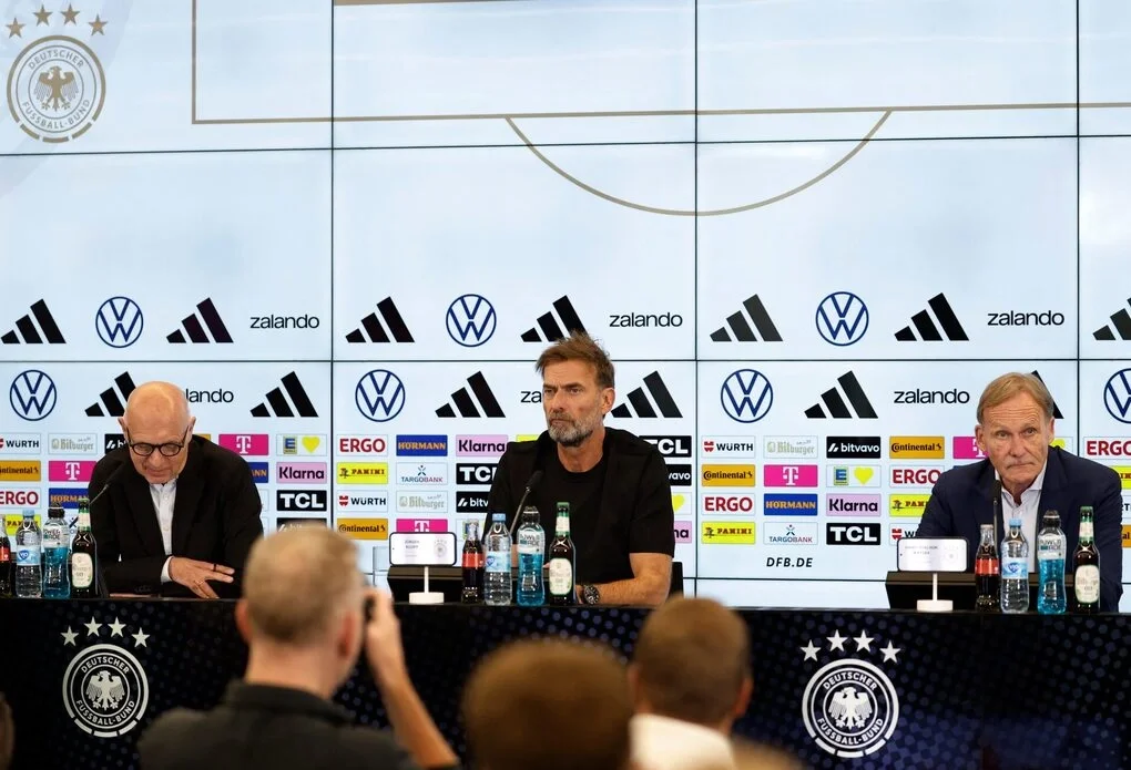 Jurgen Klopp (giữa), Chủ tịch Liên đoàn Bóng đá Đức (DFB) Bernd Neuendorf (trái) và Phó chủ tịch Hans-Joachim Watzke tại Frankfurt ngày 24/7. Ảnh: Reuters