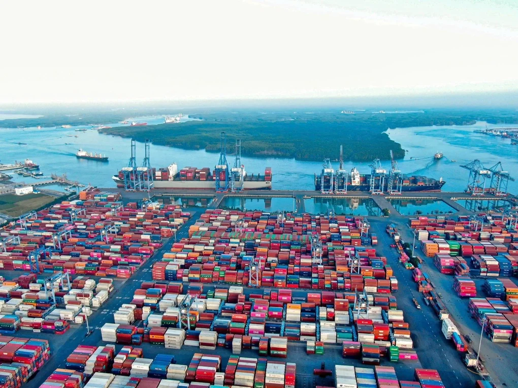 Cơ hội lớn để TPHCM vươn tầm trung tâm logistics thế giới - 1
