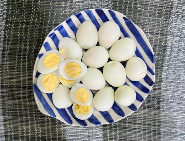 Lòng trắng trứng chứa nhiều protein còn hầu hết vitamin và khoáng chất tập trung ở lòng đỏ. Ảnh: Anh Chi