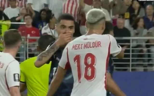 Miguel Almiron (10) của Paraguay che miệng trong lúc tranh cãi với Mert Muldur, sau đó nhận thẻ đỏ, trong trận đấu bảng D World Cup gặp Thổ Nhĩ Kỳ trên sân ở Santa Clara, California, Mỹ ngày 19/6/2026. Ảnh: chụp màn hình