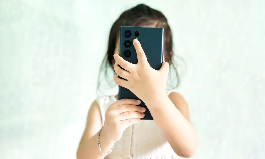 Một trẻ đang sử dụng smartphone. Ảnh: Bảo Lâm