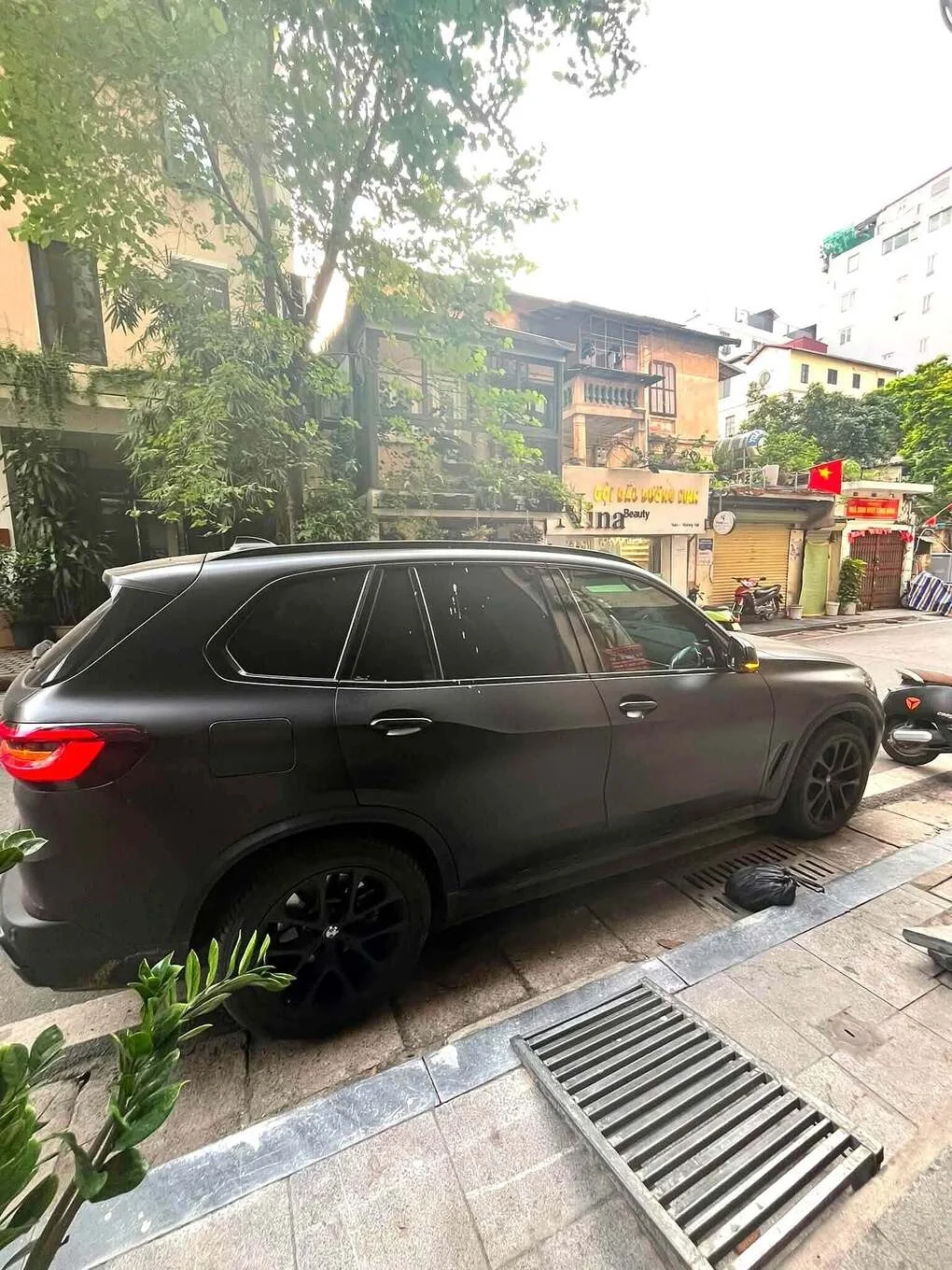 Chiếc ô tô lạ đỗ chắn trước lối duy nhất vào nhà chị Xuân trên phố Trương Hán Siêu, phường Cửa Nam (Hà Nội) khiến gia chủ không thể cho xe vào gara, chiều 14/7. Ảnh: Nhân vật cung cấp