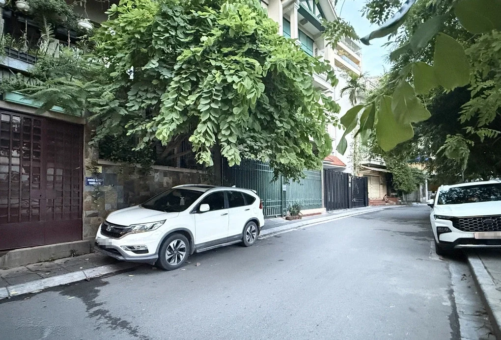 Một số hộ dân trên phố Yên Hoa, phường Tây Hồ, Hà Nội treo biển cấm ôtô đỗ chắn cổng ra - vào của gia đình, hôm 15/7. Ảnh: Quỳnh Nguyễn