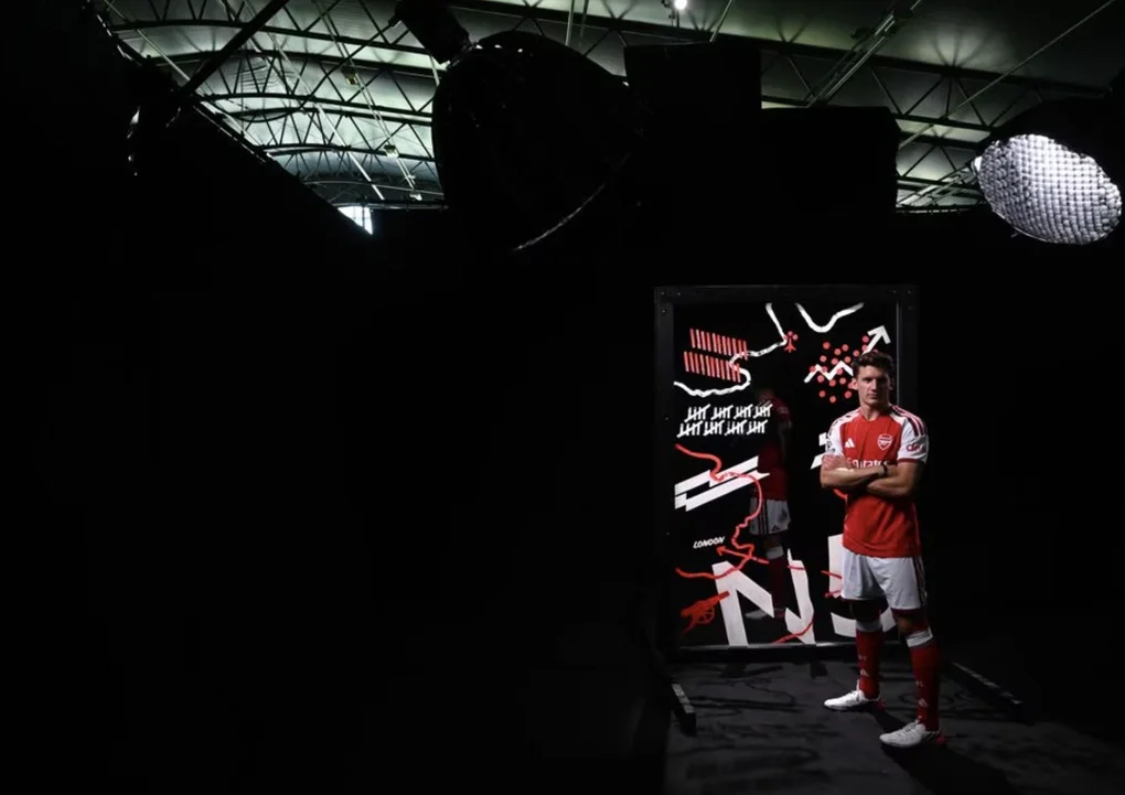 Christos Tzolis chụp ảnh ra mắt Arsenal ngày 23/7. Ảnh: Arsenal FC