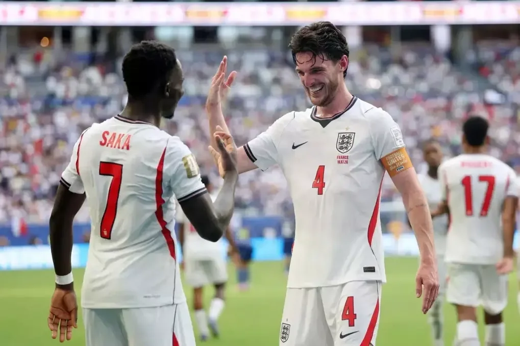 Bukayo Saka mừng bàn cùng Declan Rice trong trận Anh thắng Pháp 6-4 ở trận tranh giải ba World Cup 2026 tại Miami Gardens, Florida, Mỹ ngày 18/7/2026. Ảnh: Reuters