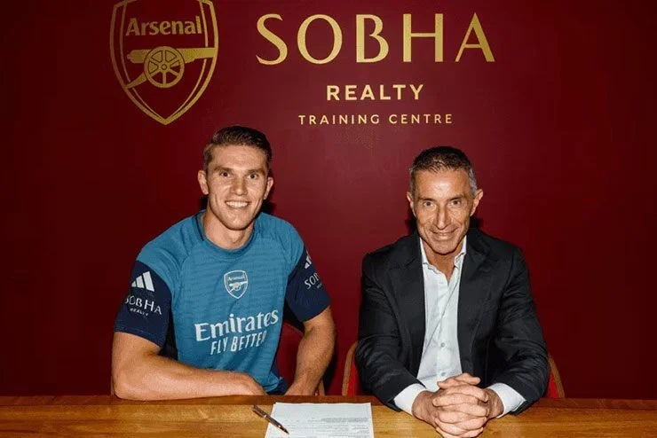 Viktor Gyokeres bên cạnh giám đốc thể thao Andrea Berta trong ngày ra mắt Arsenal hồi hè 2025. Ảnh: Arsenal FC