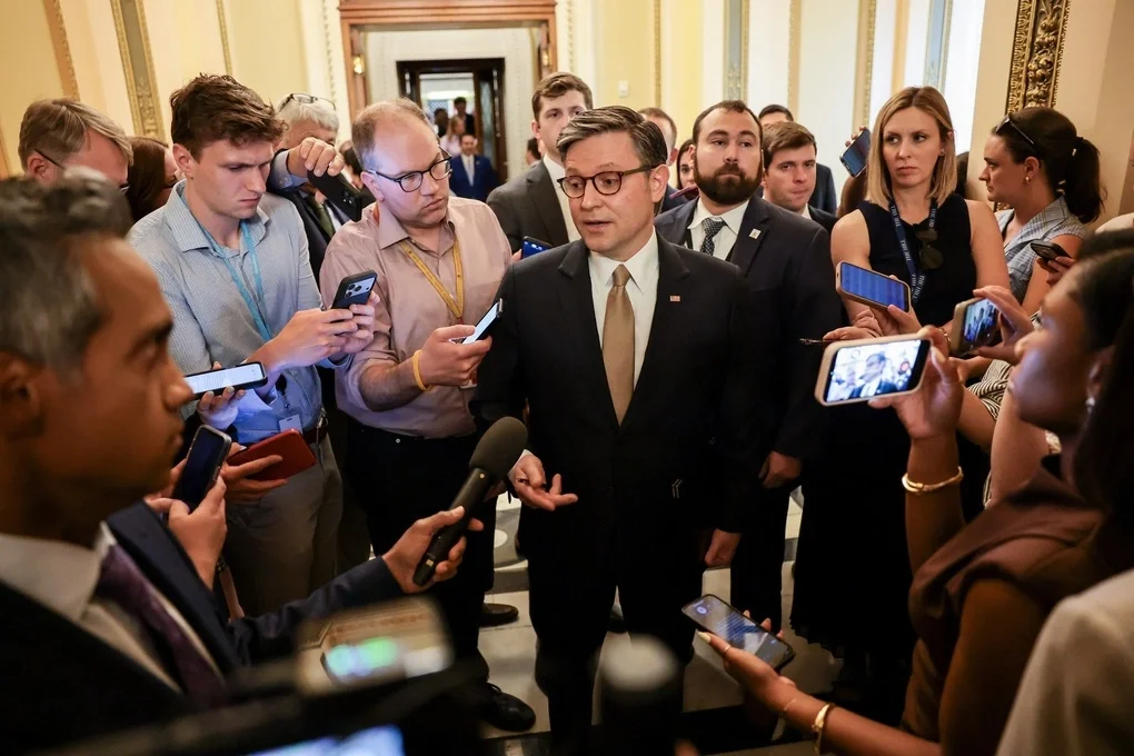 Chủ tịch Johnson giữa vòng vây báo chí tại Tòa nhà Quốc hội ở Washington hồi tháng 6. Ảnh: AFP