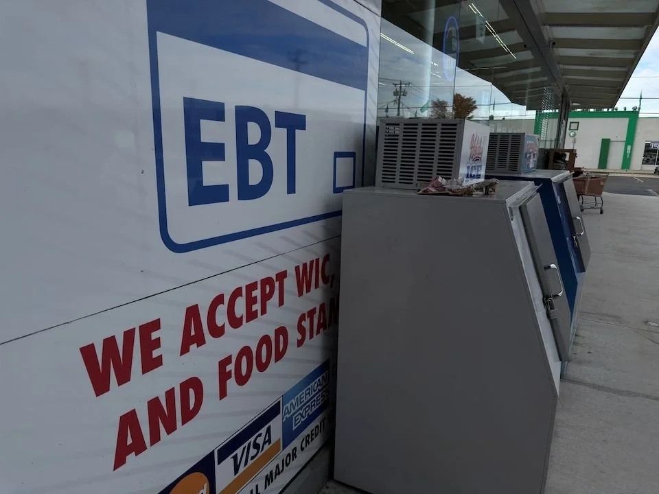 Một tấm biển thông báo cho phép sử dụng EBT ở New York, Mỹ, ngày 3/11/2025. Ảnh: Reuters