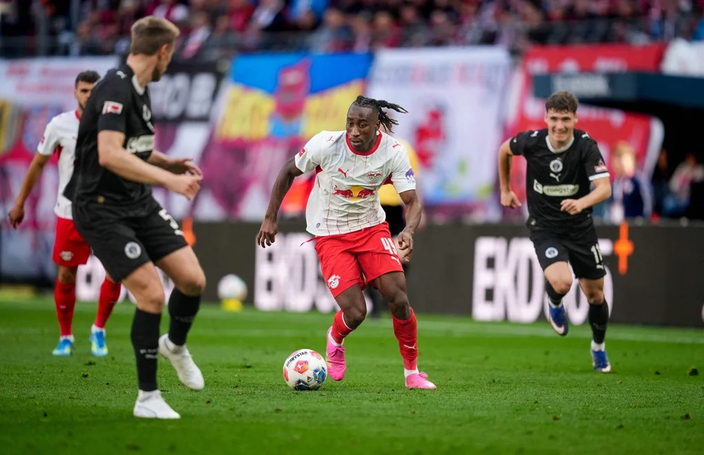Yan Diomande đi bóng trong trận Leipzig gặp St Pauli ở Bundesliga mùa 2025-2026. Ảnh: AP