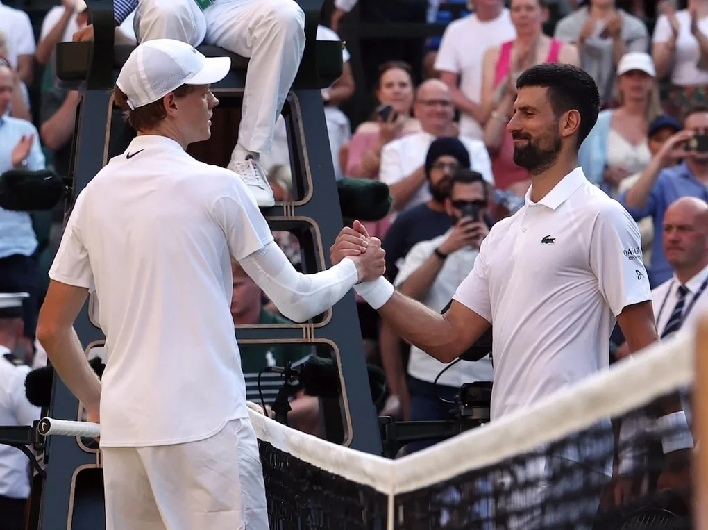 Sinner (trái) bắt tay Djokovic sau trận chung kết Wimbledon trên sân Trung tâm, tổ hợp All England Club, London, Anh hôm 12/7. Ảnh: Reuters